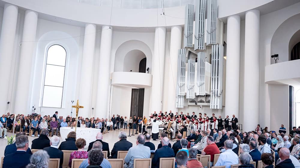Die Sankt Hedwigs-Kathedrale gehört zu den wichtigsten katholischen Kirchen Berlins - kleinere Religionsgemeinschaften sind oft auf der Suche nach Räumen. (Archivbild) / Foto: Fabian Sommer/dpa