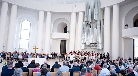 Die Sankt Hedwigs-Kathedrale gehört zu den wichtigsten katholischen Kirchen Berlins - kleinere Religionsgemeinschaften sind oft auf der Suche nach Räumen. (Archivbild) / Foto: Fabian Sommer/dpa