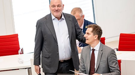 Der Brandenburger Landtag hat den umstrittenen Doppelhaushalt für 2025 und 2026 mit knapper Mehrheit in zweiter Lesung verabschiedet - die Schlussabstimmung findet am Freitag statt (Archivbild).  / Foto: Fabian Sommer/dpa