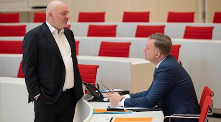 Die Koalitionsfraktionen von SPD und BSW einigen sich mit der oppositionellen CDU im Streit über eine Anhörung zum Haushalt (Archivbild). / Foto: Soeren Stache/dpa