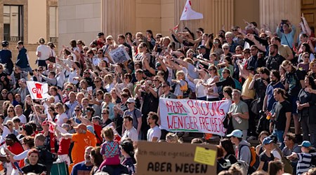 Die SPD/BSW-Koalition in Brandenburg will angesichts von Protesten im Fall steigender Steuereinnahmen mehr Geld für Schulen ausgeben. (Archivbild) / Foto: Soeren Stache/dpa