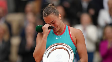 Tränen bei Aryna Sabalenka nach der Niederlage im Finale der French Open.  / Foto: Aurelien Morissard/AP/dpa