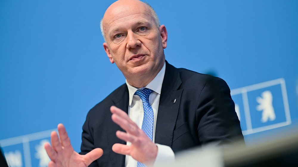 Berlins Regierender Bürgermeister Kai Wegner hat mit den Fraktionen im Abgeordnetenhaus offenbar eine Einigung für die Verwaltungsreform erzielt. (Archivbild) / Foto: Sebastian Gollnow/dpa