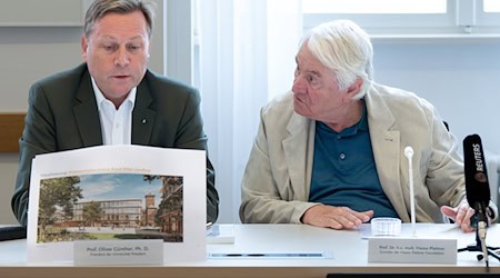 Uni-Präsident Oliver Günther (l) bei der Vorstellung der Pläne mit SAP-Mitbegründer Hasso Plattner.  / Foto: Soeren Stache/dpa