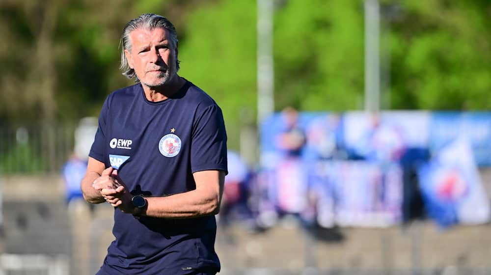 Kurt Russ bleibt auch nach dem Abstieg Trainer von Turbine Potsdam. / Foto: Sebastian Christoph Gollnow/dpa