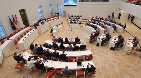 Der Brandenburger Landtag debattiert unter anderem über den Haushalt. (Archivbild) / Foto: Michael Bahlo/dpa