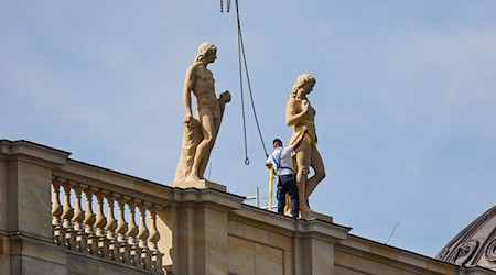 Die Aufstellung der Figuren ist der letzte Bauschritt.  / Foto: Jörg Carstensen/dpa