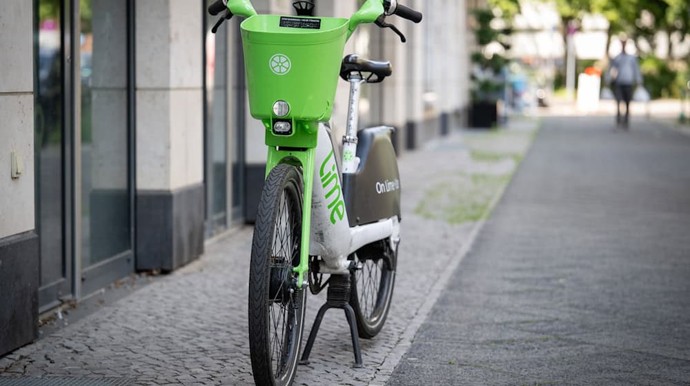 In den sozialen Medien kursieren Anleitungen, wie sich die E-Fahrräder von Lime knacken lassen.  / Foto: Soeren Stache/dpa