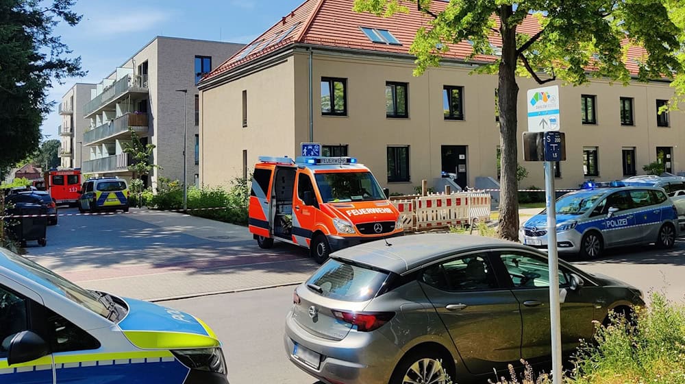 Wegen eines mutmaßlichen Tötungsdelikts sind Polizei und Feuerwehr am Samstag nach Zehlendorf alarmiert worden. / Foto: Uwe Fehlbuß/dpa