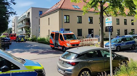 Wegen eines mutmaßlichen Tötungsdelikts sind Polizei und Feuerwehr am Samstag nach Zehlendorf alarmiert worden. / Foto: Uwe Fehlbuß/dpa