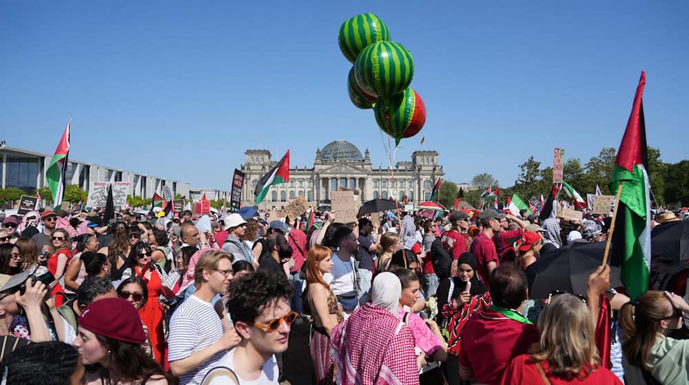 Tausende protestieren in Berlin gegen das israelische Vorgehen im Gazastreifen.  / Foto: Manuel Genolet/dpa