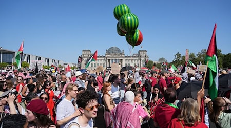 Tausende protestieren in Berlin gegen das israelische Vorgehen im Gazastreifen.  / Foto: Manuel Genolet/dpa