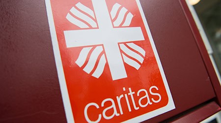 Die Caritas ist auch in der Kinder- und Jugendhilfe, der Familienhilfe oder der Altenhilfe tätig (Archivbild). / Foto: Christophe Gateau/dpa
