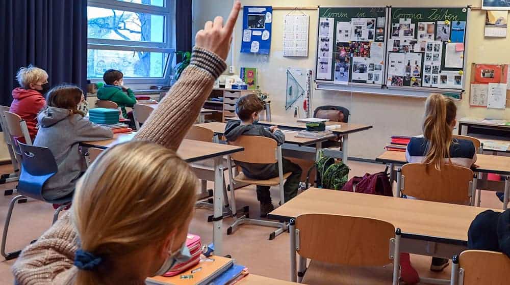 Die Zahl der Seiteneinsteiger unter den Lehrerinnen und Lehrern ist in Brandenburg gestiegen. (Archivbild) / Foto: Patrick Pleul/dpa-Zentralbild/dpa