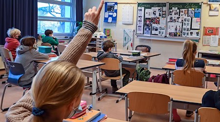 Die Zahl der Seiteneinsteiger unter den Lehrerinnen und Lehrern ist in Brandenburg gestiegen. (Archivbild) / Foto: Patrick Pleul/dpa-Zentralbild/dpa