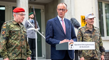 Kanzler Merz warnt vor falschem Sicherheitsgefühl und verlangt mehr Verteidigungsanstrengungen. Begrüßt wurde der CDU-Politiker von Carsten Breuer (l), Generalinspekteur der Bundeswehr, und Alexander Sollfrank (r), Befehlshaber des Führungskommandos. / Foto: Michael Kappeler/dpa-Pool/dpa