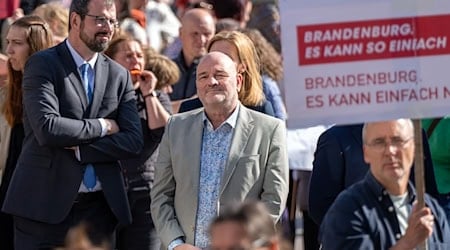 Brandenburgs Bildungsminister Steffen Freiberg (SPD) muss mit wachsendem Protest wegen Kürzungen umgehen. (Archivbild) / Foto: Soeren Stache/dpa