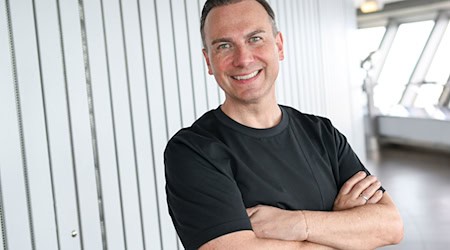 Tim Raue bietet in seinem neuen Restaurant heimische Küche an. / Foto: Jens Kalaene/dpa