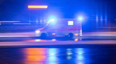 Bei einem Einsatz ist ein Rettungswagen der Feuerwehr auf der Straße in Brand geraten und musste von Kollegen gelöscht werden.  / Foto: Sebastian Gollnow/dpa