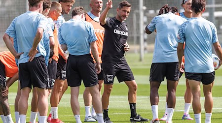 Hertha-Trainer Stefan Leitl (Mitte) setzt vor allem auf physische Parameter in der Vorbereitung / Foto: Andreas Gora/dpa
