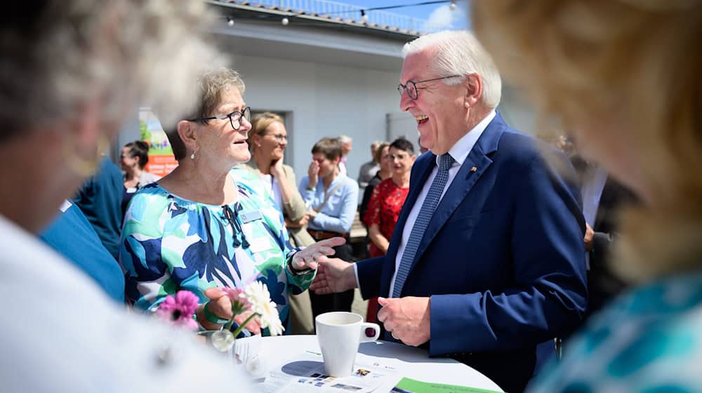 Frank-Walter Steinmeier hält den gesellschaftlichen Austausch für wichtig, um ein Auseinanderdriften der politischen Lager zu verhindern.  / Foto: Bernd von Jutrczenka/dpa