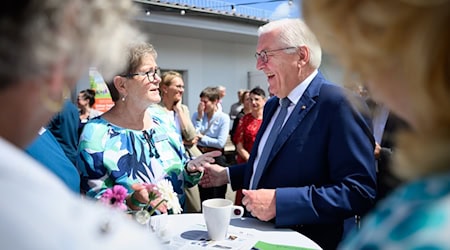 Frank-Walter Steinmeier hält den gesellschaftlichen Austausch für wichtig, um ein Auseinanderdriften der politischen Lager zu verhindern.  / Foto: Bernd von Jutrczenka/dpa