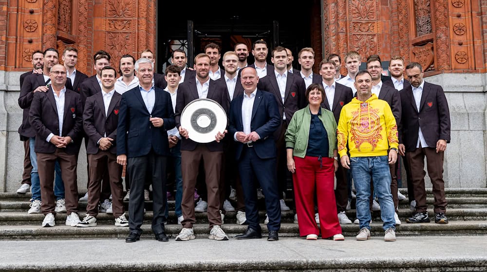 Die Handball-Meister der Füchse Berlin wurden von Berlins Regierendem Bürgermeister empfangen.  / Foto: Fabian Sommer/dpa