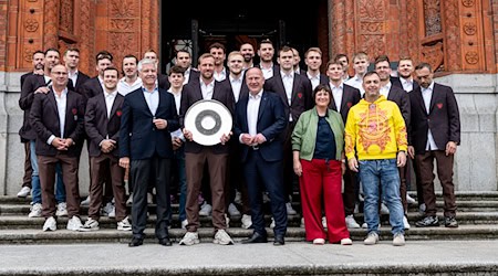 Die Handball-Meister der Füchse Berlin wurden von Berlins Regierendem Bürgermeister empfangen.  / Foto: Fabian Sommer/dpa