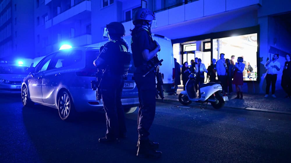 Nach dem Streit zwischen zwei Gruppen wurde am 1. Mai aus einem Auto heraus auf Menschen geschossen. Die Polizei sperrte die Gegend ab. (Archivbild) / Foto: Sebastian Gollnow/dpa