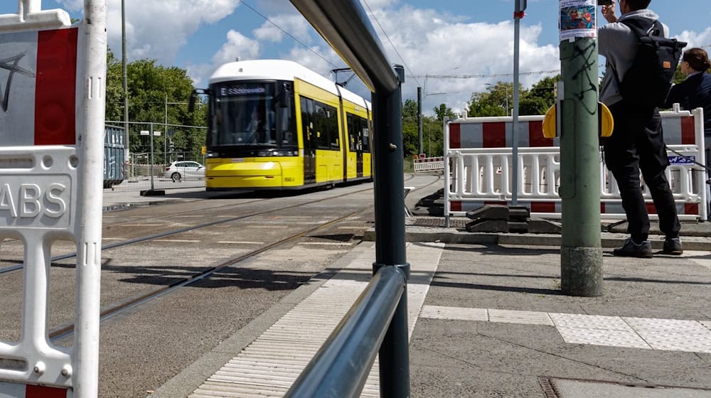 Im Bereich der Brücke an der Wuhlheide sind Straßenbahnen inzwischen wieder im Einsatz. (Archivbild) / Foto: Carsten Koall/dpa