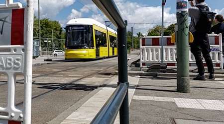 Im Bereich der Brücke an der Wuhlheide sind Straßenbahnen inzwischen wieder im Einsatz. (Archivbild) / Foto: Carsten Koall/dpa