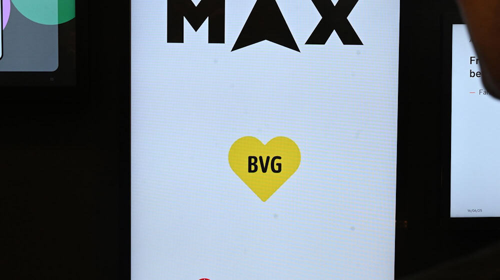 Die Verkehrsunternehmen BVG und Hochbahn entwickeln die App Max gemeinsam.  / Foto: David Hammersen/dpa