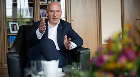 Berlins Regierender Bürgermeister Kai Wegner (CDU) lässt beim Tag der offenen Tür Besucher auch mal in sein Amtszimmer. (Archivbild) / Foto: Sebastian Gollnow/dpa
