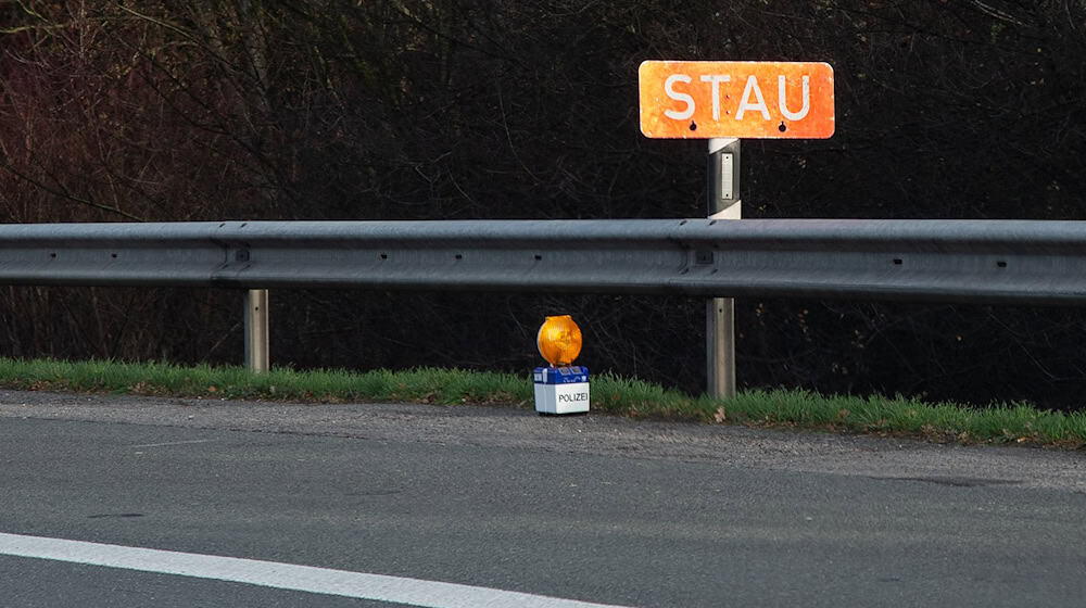 Wegen des umgekippten Tanklasters bei Ziesar ist die A2 weiterhin gesperrt. Die Reinigungsarbeiten gestalten sich schwierig. (Archivbild) / Foto: Friso Gentsch/dpa