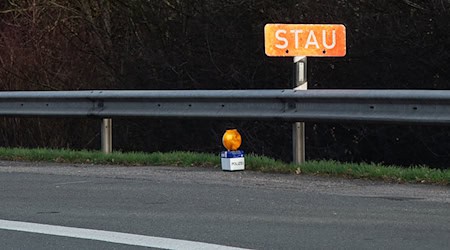 Wegen des umgekippten Tanklasters bei Ziesar ist die A2 weiterhin gesperrt. Die Reinigungsarbeiten gestalten sich schwierig. (Archivbild) / Foto: Friso Gentsch/dpa