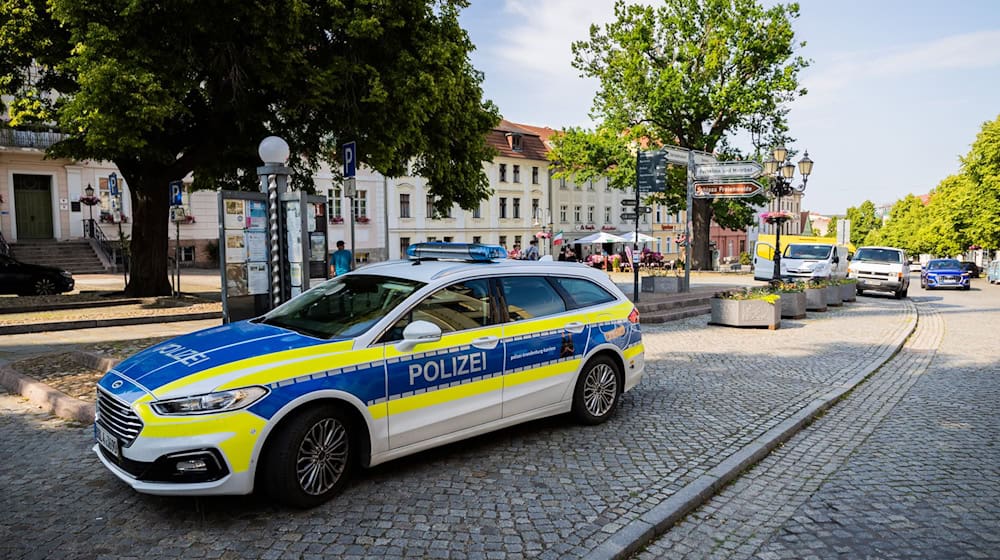Die Polizei sucht weiterhin nach den teils vermummten Männern, die eine Kundgebung gegen rechts in Bad Freienwalde angegriffen haben. / Foto: Christoph Soeder/dpa