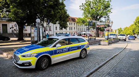 Die Polizei sucht weiterhin nach den teils vermummten Männern, die eine Kundgebung gegen rechts in Bad Freienwalde angegriffen haben. / Foto: Christoph Soeder/dpa