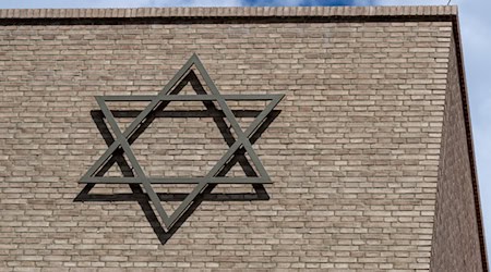 Jüdische Einrichtungen werden vor dem Hintergrund des israelischen Großangriffs auf iranische Städte und Atomanlagen verstärkt geschützt. (Archivbild) / Foto: Monika Skolimowska/dpa