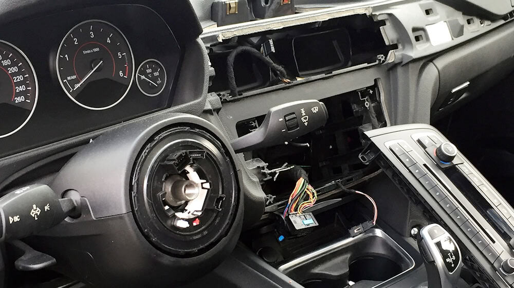 Die Berliner Polizei veröffentlicht künftig täglich aktuelle Datensätze zu Diebstählen von Autoteilen oder aus Autos.  / Foto: picture alliance / Andrea Löbbecke/dpa