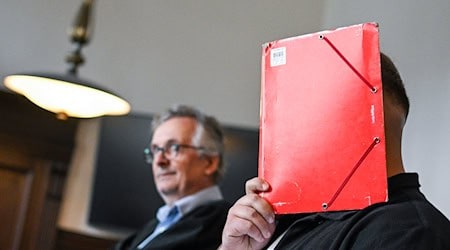 Nach einem Angriff auf eine Polizistin nach einem Unfall ist ein Mann aus einer arabischstämmigen Großfamilie zu zehn Monaten Haft auf Bewährung verurteilt worden. Der 21-Jährige hatte gestanden und Bedauern geäußert. / Foto: Jens Kalaene/dpa