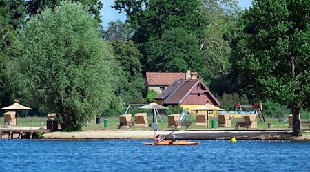 Das Stadtbad Park Babelsberg in Potsdam öffnet bald nach einer Sanierung. (Archivbild) / Foto: Soeren Stache/dpa