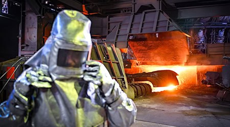 ArcelorMittal hat Pläne für eine klimaneutrale Stahlproduktion in Bremen und Eisenhüttenstadt verworfen. (Archivbild)  / Foto: Patrick Pleul/dpa