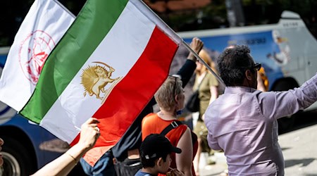 In Berlin demonstrieren Hunderte gegen die islamische Führung des Iran.  / Foto: Fabian Sommer/dpa