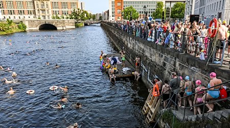 Rund 300 Menschen haben bei einer Schwimmdemo auf der Museumsinsel mitgemacht. / Foto: Jens Kalaene/dpa