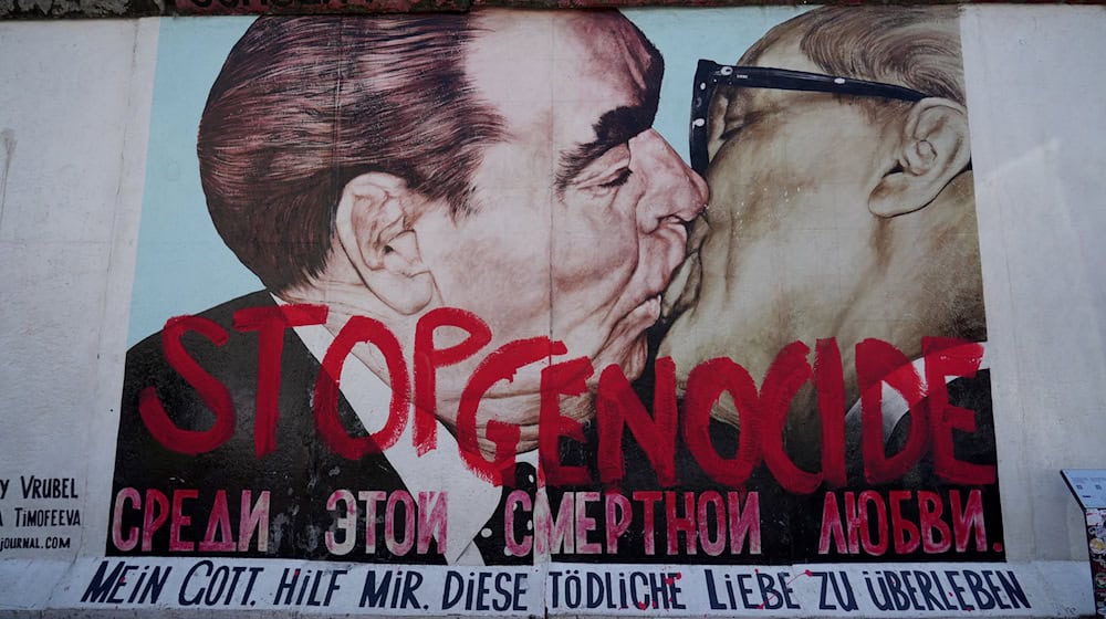 Das Mauerbild «Bruderkuss» gehört zu den bekanntesten Motiven an der   East-Side-Gallery in Berlin-Friedrichshain.  / Foto: Manuel Genolet/dpa