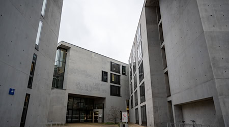Am Landgericht Frankfurt (Oder) steht ein 30-Jähriger wegen illegalen Autorennens mit Todesfolge vor Gericht. / Foto: Soeren Stache/dpa