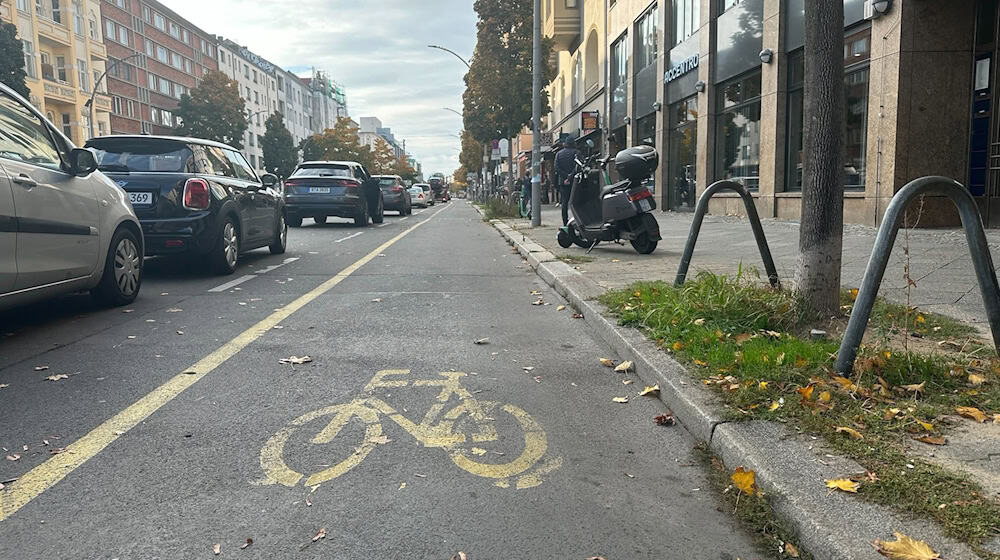 Die Berliner Verkehrsverwaltung will Busspur und Radweg an der Kanstrraße zusammenlegen. (Archivbild) / Foto: Lutz Deckwerth/dpa