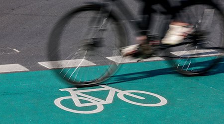 Die Planungen für den Radweg an der B97 sollen erst weitergehen, wenn Sanierungsarbeiten im Untergrund des ehemaligen Bergbaugebietes beendet sind. (Symbolbild) / Foto: Jan Woitas/dpa