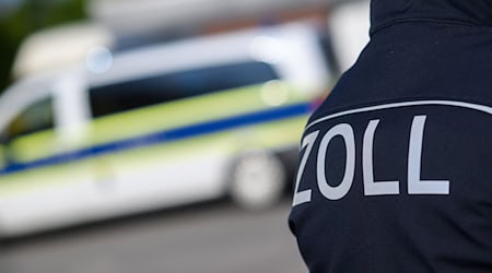 Mehrere Hauptzollämter durchsuchen mehr als 40 Räumlichkeiten wegen Abrechnungs- und Sozialbetrugs.  / Foto: Julian Stratenschulte/dpa