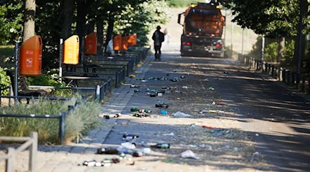 Insbesondere Parks sind in Berlin häufig vermüllt. (Symbolbild) / Foto: Jörg Carstensen/dpa